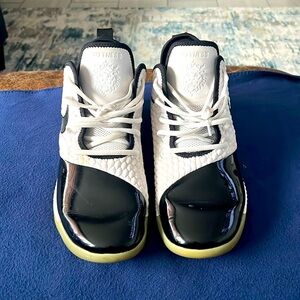 Nike Witness tennis shoe